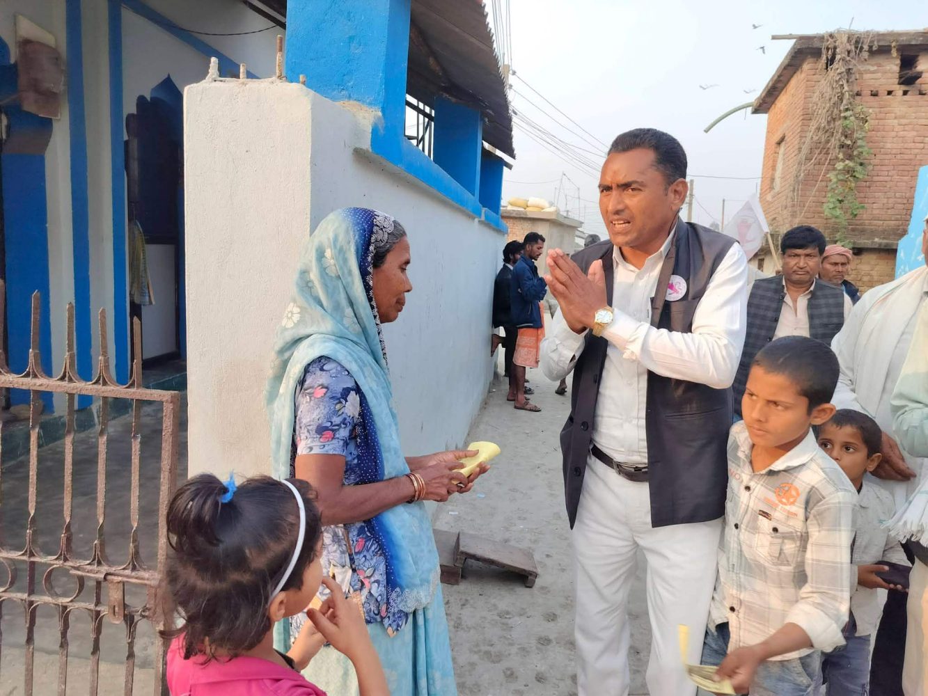 रुपन्देही–५ मा चुनावी चहलपहल तीव्र, ओमप्रकाश यादव घरदैलो अभियानमा जुटे