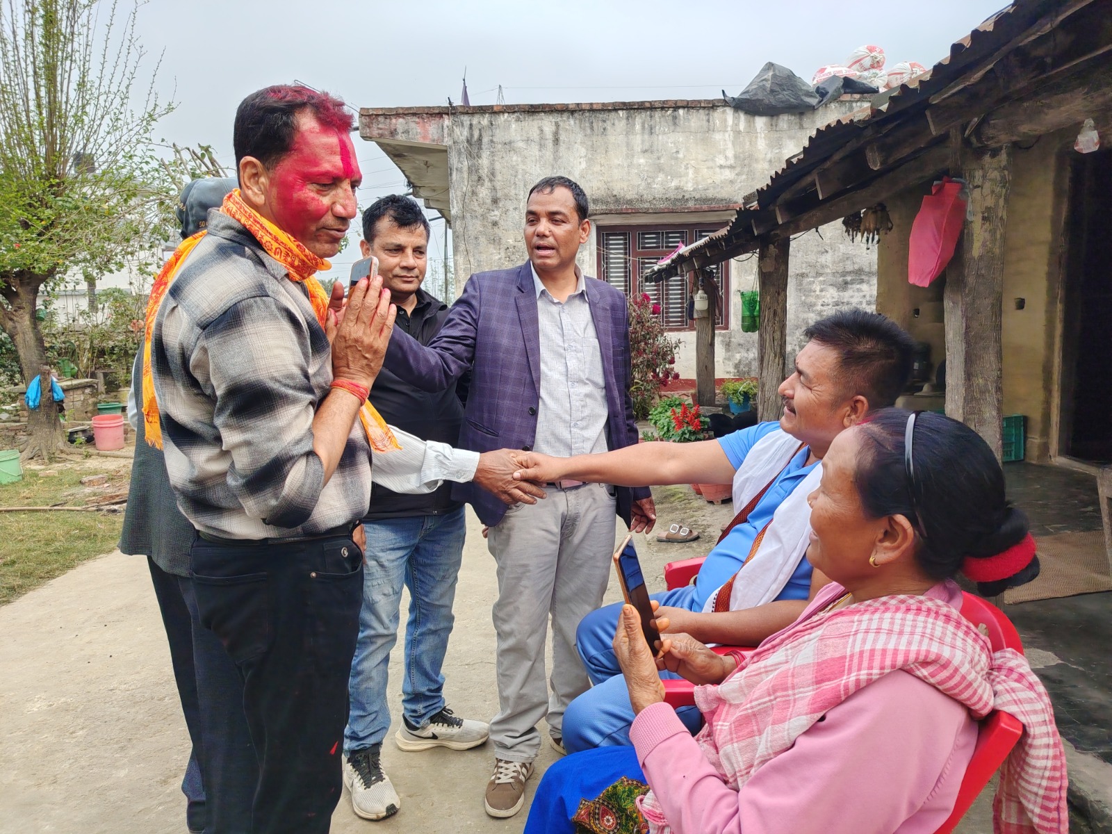 घरदैलो क्रममा उम्मेदवार थापासमक्ष उठ्यो आवाज : गाउँमै रोजगारीको माग